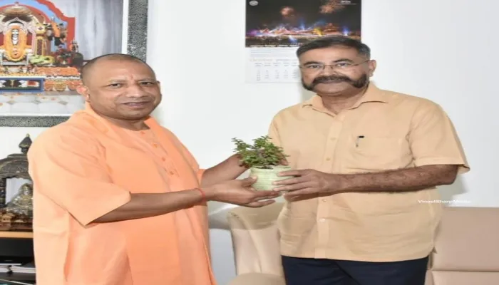 लखनऊ: एडीजी ने सीएम योगी से मिलकर दी दीपावली की शुभकामनाएं