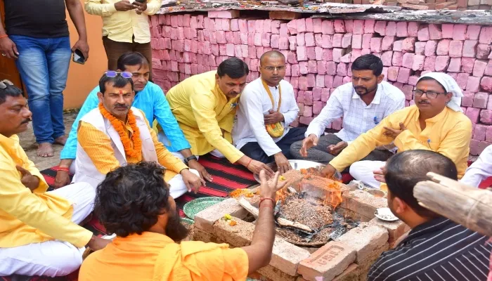 अयोध्या: भगवान चित्रगुप्त के दुग्धाभिषेक के बाद हुई कलम पूजा