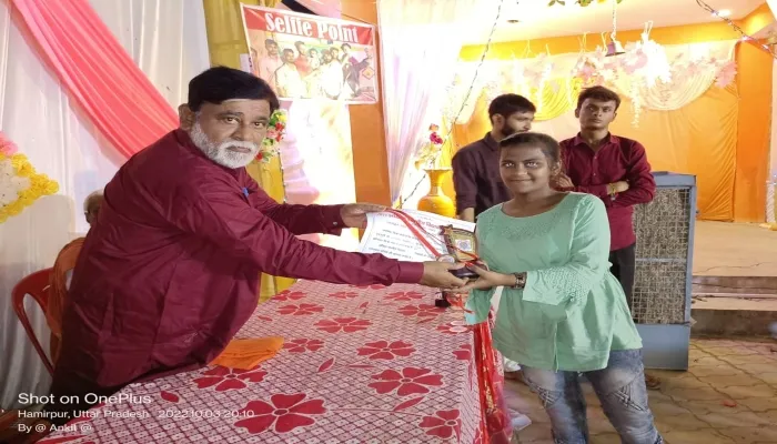 हमीरपुर: चित्रकला प्रतियोगिता में अव्वल आए छात्रों को किया पुरस्कृत