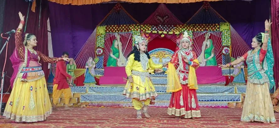 बरेली: वृन्दावन से आए कलाकारों ने रामलीला और कृष्णलीला का किया मंचन