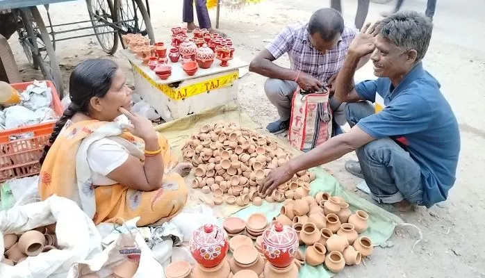 बरेली: इस दिवाली पर मिट्टी के दीयों से रौशन होंगे घर, जमकर हो रही खरीदारी