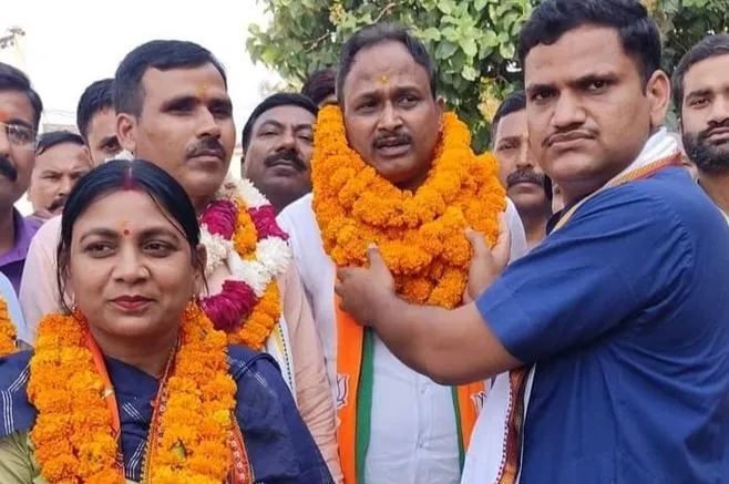 शाहजहांपुर: निगोही ब्लाक प्रमुख पद पर निर्विरोध निर्वाचित हुए भानु प्रताप सिंह, चुनाव अधिकारी ने सौंपा प्रमाण पत्र
