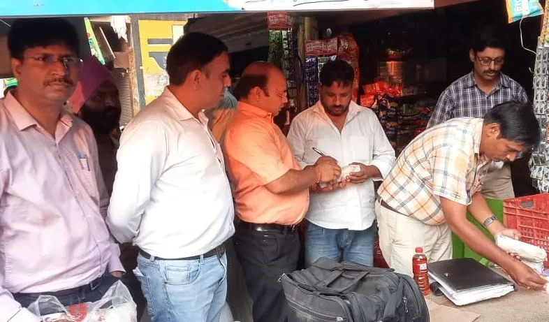 शाहजहांपुर: खाद्य सुरक्षा टीम ने तीन स्थानों पर मारा छापा, मचा हड़कंप
