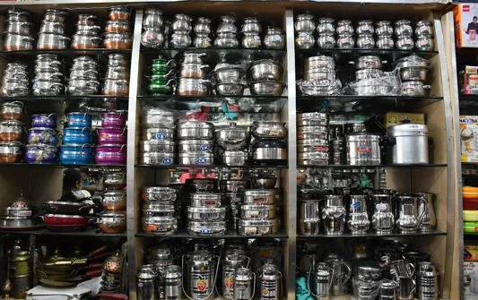 बरेली: बर्तन बाजार में महंगाई का जोर, स्टील के प्रेशर कुकर की है मांग, धनतेरस के लिए सजने लगी दुकानें