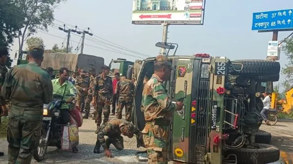 पीलीभीत: चंपावत से लखनऊ जा रहा सेना का ट्रक पलटा, दो जवान घायल