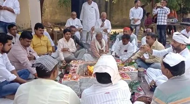 औरैया: सपा संरक्षक मुलायम सिंह यादव की आत्मा की शांति के लिए हवन-पूजन