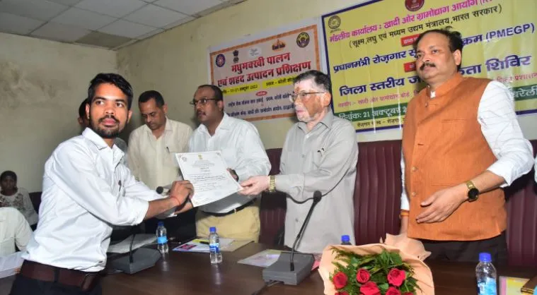 बरेली: मधुमक्खी पालन और शहद उत्पादन प्रशिक्षण कार्यक्रम का समापन, पूर्व केंद्रीय मंत्री, सांसद ने बांटे प्रमाण पत्र