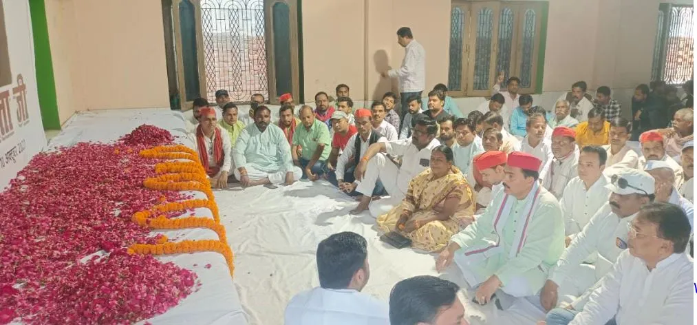 शाहजहांपुर: सपाइयों ने नेताजी को यादकर पार्टी कार्यालय पर अर्पित की श्रद्धांजलि