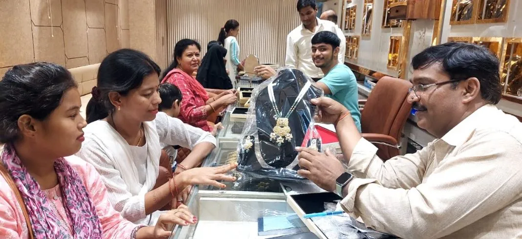 शाहजहांपुर: दो दिन की धनतेरस होने से दुकानदारों की होगी बल्ले-बल्ले