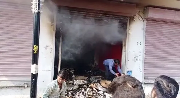 मथुरा: दुकान में लगी भीषण आग, लाखों का माल जल हुआ खाक