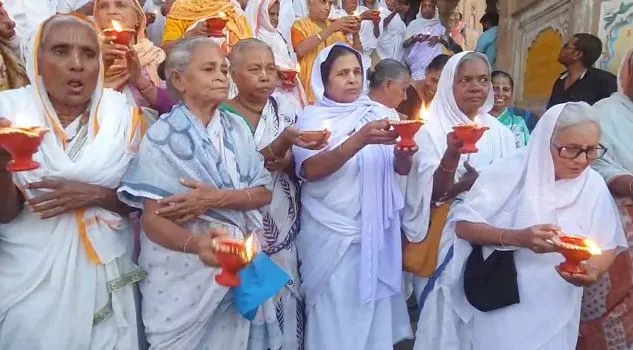 मथुरा: पर्व की वृंदावन में धूम, निराश्रित महिलाओं ने ऐसे मनाया दीपोत्सव