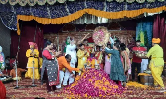 बरेली: बाबा वनखंडी नाथ मंदिर में खेली गई बृज की लट्ठमार होली, कैबिनेट मंत्री रेखा आर्या रहीं मौजूद