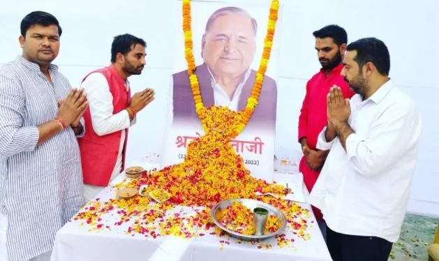 बरेली: नेता जी के बताए रास्ते पर चलने का लिया संकल्प, दी श्रद्धांजलि