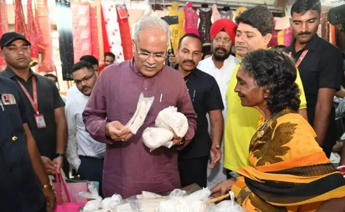 बाजार में पहुंचे सीएम भूपेश बघेल, खरीदे मिट्टी के दीये और पटाखे