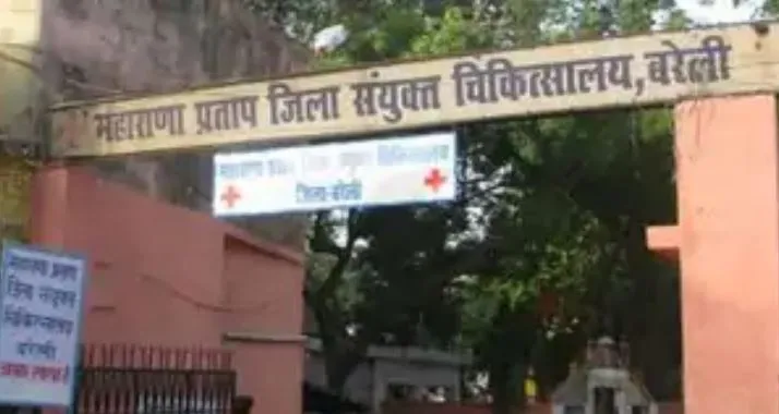 बरेली: डॉक्टर के व्यवहार से परेशान मरीजों ने काटा हंगामा, धरने पर बैठे