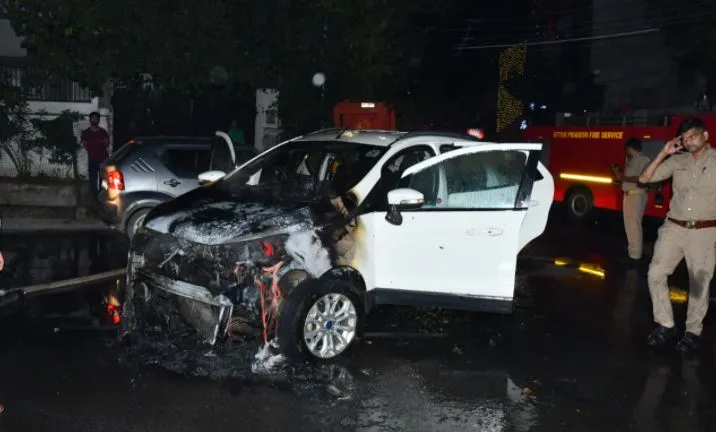 बरेली: अग्रसेन पार्क के पास चलती कार में लगी आग, मची अफरा-तफरी