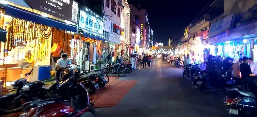 शाहजहांपुर: दिवाली पर रंग बिरंगी रोशनी से चमका शहर, हर ओर बिखरा प्रकाश