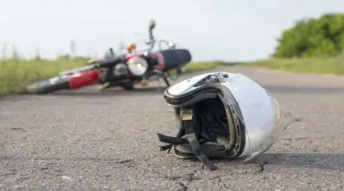 शाहजहांपुर: वाहन ने बाइक को मारी टक्कर, पत्नी की मौत, पति और दो बच्चे घायल