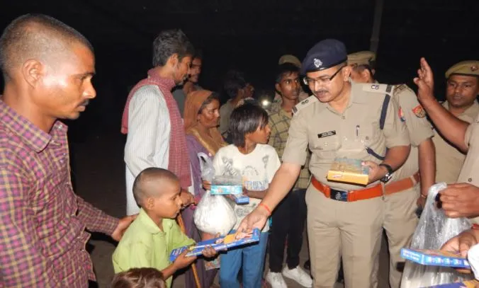 मुरादाबाद: जरूरतमंदों के बीच जाकर बांटे उपहार… दी शुभकामनाएं, पुलिस की पहल ने जीता लोगों का दिल
