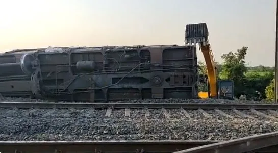 Video: मालगाड़ी के कोयले से भरे 20 डिब्बे पटरी से उतरे, रूट बाधित