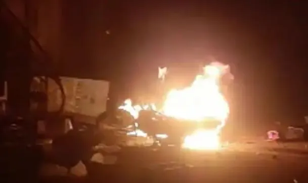 वडोदरा: दिवाली की रात आपस में भिड़े दो समुदाय, दुकानों-गाड़ियों को किया आग के हवाले, पेट्रोल बम फेंके