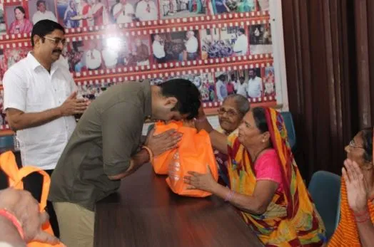 पीलीभीत: बुजर्गों संग एसपी ने मनाई दिवाली, बोले- खुद को अकेला न समझें 