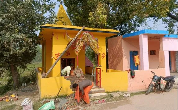 बरेली: मंदिर की बाउंड्री वॉल क्षतिग्रस्त होने पर भड़के ग्रामीण, पुलिस ने शांत कराया मामला