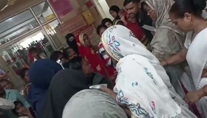 बदायूं: महिला अस्पताल की ओपीडी बनी अखाड़ा, आपस में भिड़ी महिलाएं, वीडियो वायरल