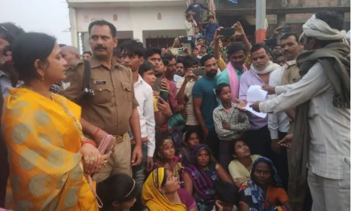 शाहजहांपुर: ट्रैक्टर छोड़ने से गुस्साए ग्रामीणों ने लगाया जाम, जानें क्या है पूरा मामला
