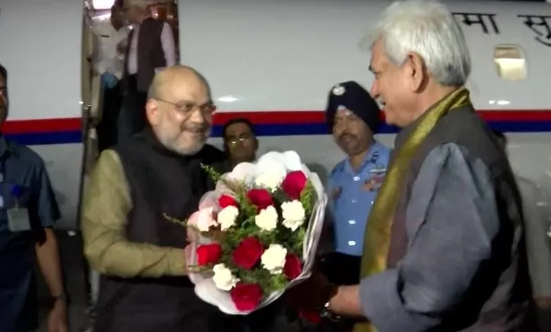 तीन दिवसीय दौरे पर जम्मू-कश्मीर पहुंचे अमित शाह, उपराज्यपाल मनोज सिन्हा ने किया स्वागत