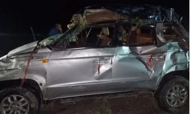 बदायूं: डिवाइडर से टकराकर पलटी कार, भाई, बहन और मां की मौत