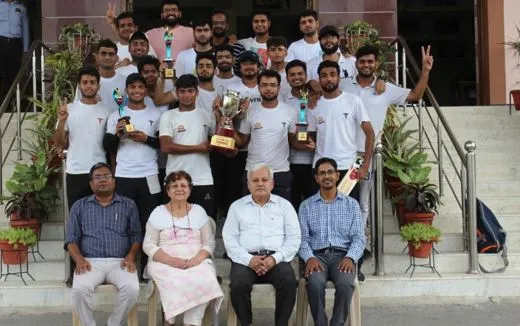 बरेली: रोहिलखंड मेडिकल कालेज का मेडिकल कप क्रिकेट सीरीज पर कब्जा