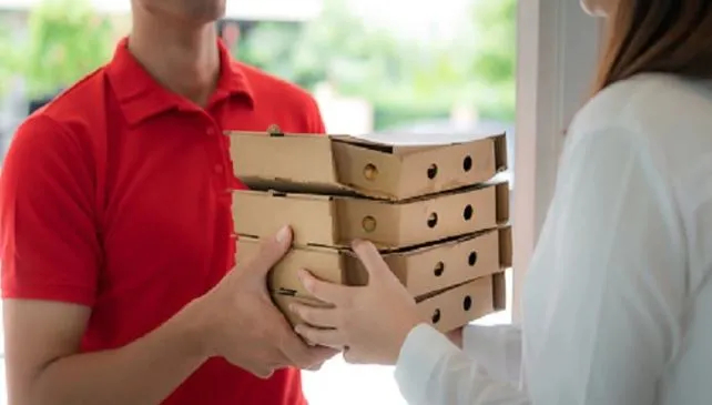 खुद ही खा गया डिलीवरी ब्वॉय सारा खाना, बोला- माफ कीजिए आप कंपनी में शिकायत कर सकते हैं…