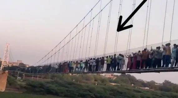 Morbi Collapses: पल भर में मौत की आगोश में समा गए 134 लोग, देखिए…दिल को चीर देने वाला Video