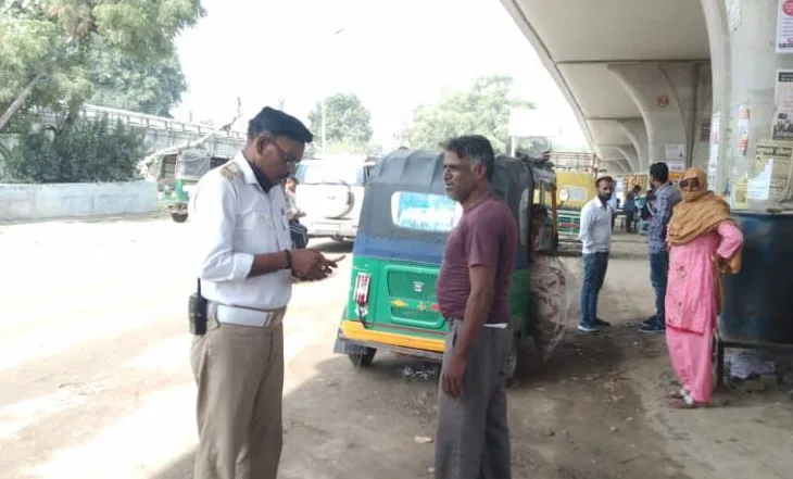 बरेली: शहर में दौड़ रहे देहात परमिट के ऑटो, अभियान चलाकर काटे कई चालान