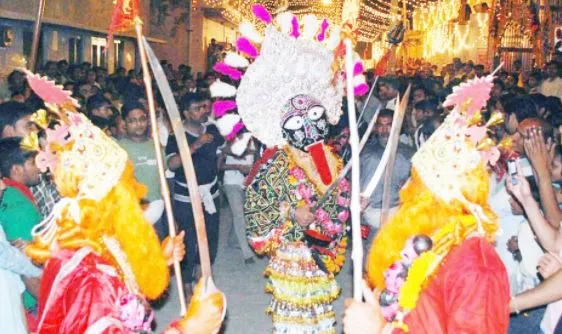 मथुरा: नगर भ्रमण को निकली मां काली के रौद्र रूप की झांकी, आकर्षण का रही केंद्र