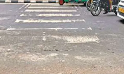 बरेली: सड़कों से मिटी जेब्रा क्रॉसिंग, हादसों की ओर बढ़ रहे कदम