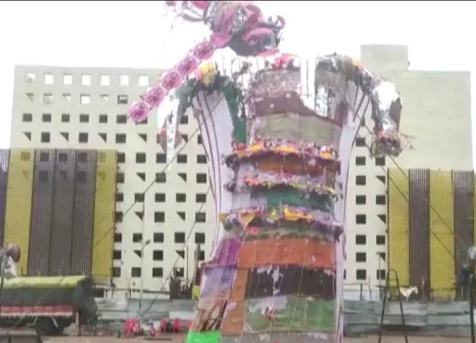 उत्तर प्रदेश: कानपुर में भारी बारिश के कारण रावण का पुतला भीग कर टेढ़ा हो गया है।