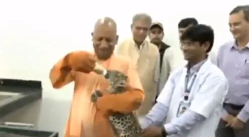 दशहरा स्पेशल: गोरखपुर में CM योगी ने तेंदुए के शावक को पिलाया दूध, देखें Video
