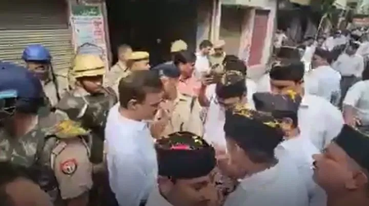 संभल: स्थापना दिवस पर RSS का पथ संचलन, जुलूस निकालने की जिद पर अड़े स्वयंसेवक