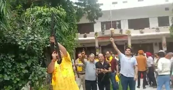 बरेली: मेयर और पूर्व विधायक की मौजूदगी में शस्त्र पूजन में चलीं ताबड़तोड़ गोलियां