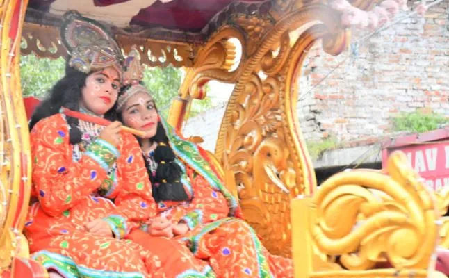 बरेली: रिमझिम बारिश में निकली बनखंडी नाथ मंदिर से शोभायात्रा, झांकियों ने सभी का मन मोहा