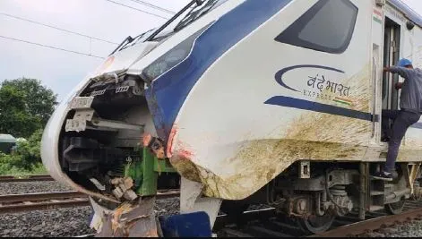 Vande Bharat Express Accident: वंदे भारत एक्सप्रेस हादसे का शिकार, फ्रंट का हिस्सा क्षतिग्रस्त
