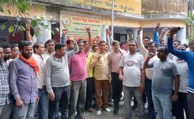 पीलीभीत: विद्युत संविदाकर्मियों ने खोला मोर्चा, कार्य किया बहिष्कार