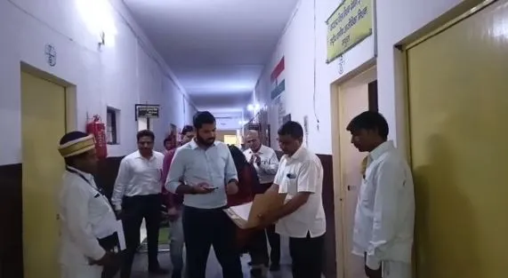 मथुरा: CDO के निरीक्षण में दो कर्मचारी मिले अनुपस्थित, कारण बताओ नोटिस जारी