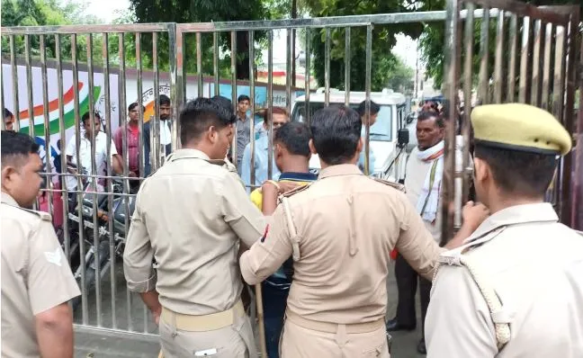 पीलीभीत: गेट पर जबरन घुसे प्रधान को पुलिस ने खदेड़ा, हुई नोंकझोक