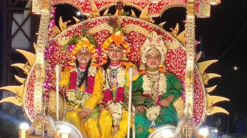 मथुरा: हर जुबां पर एक ही नाम, अयोध्या आये प्रभु श्रीराम, लोगों ने की पुष्पवर्षा