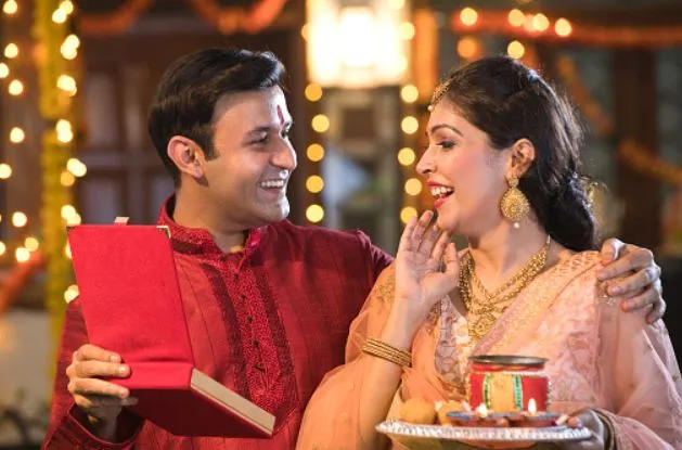 Karwa Chauth 2022: करवा चौथ पर पत्नी को दें ये खूबसूरत तोहफा, प्यार हो जाएगा और गहरा