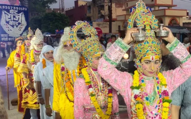 मथुरा: कोसीकलां नगर भ्रमण करती राम की खडाऊं, शीष पर ले जाते हुए भरत