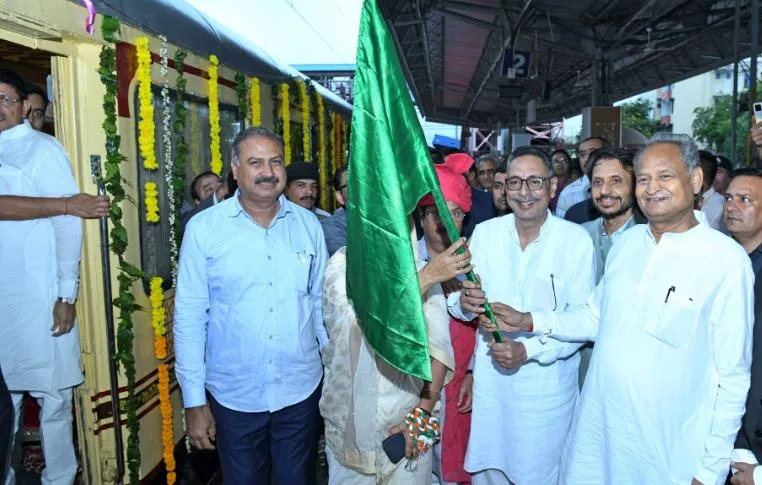 दो साल के बाद पटरी पर लौटी शाही ट्रेन, गहलोत ने दिखाई हरी झंडी